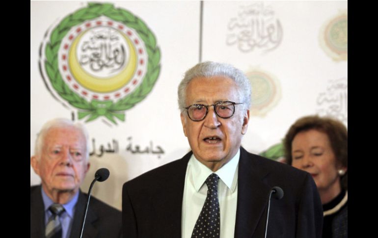 El mediador internacional para Siria, Lajdar Brahimi (c), hace una declaración a la prensa sobre posible tregua. EFE  /