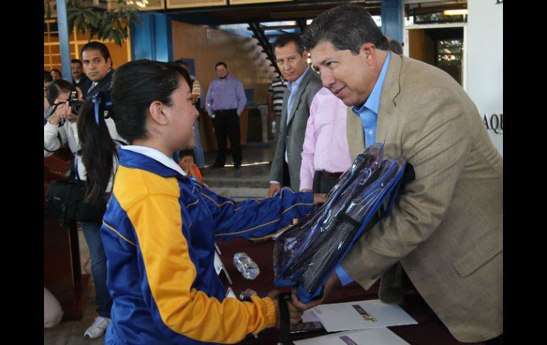 Antonio Gloria Morales entregó 900 mochilas transparantes a alumnos de la Escuela Secundaria Mixta 51 de El Vergel.  /