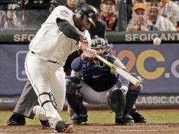 Pablo Sandoval conecta uno de sus tres jonrones en el primer partido de la Serie Mundial. AP  /