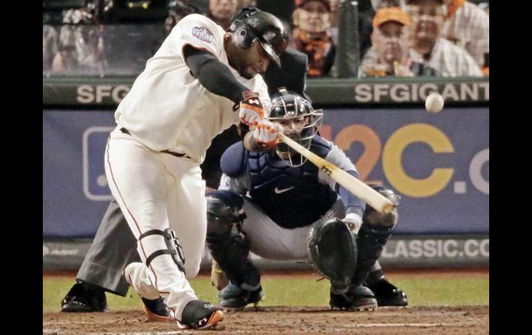 Pablo Sandoval conecta uno de sus tres jonrones en el primer partido de la Serie Mundial. AP  /