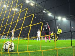 Congelados. Los jugadores del Real Madrid se quedan como estatuas al recibir el segundo gol del Borussia Dortmund. AFP  /