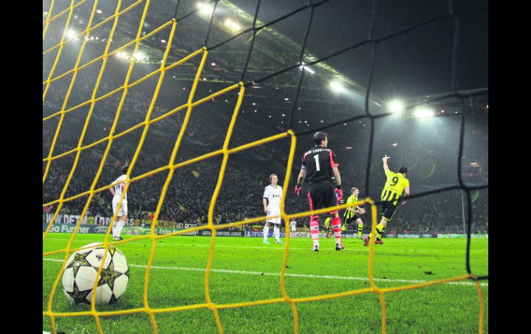 Congelados. Los jugadores del Real Madrid se quedan como estatuas al recibir el segundo gol del Borussia Dortmund. AFP  /