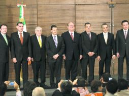 De izquierda a derecha: Luis Videgaray, Gabino Cué, Arturo Núñez, Enrique Peña Nieto, Graco Ramírez y Miguel Ángel Mancera. NTX  /