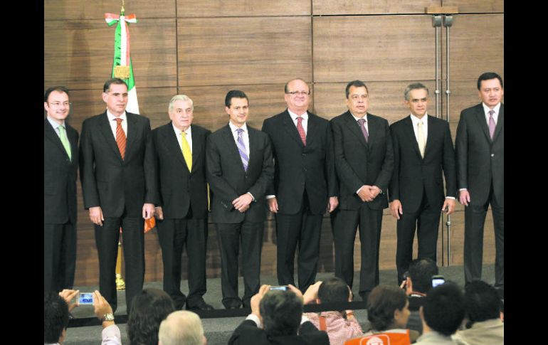 De izquierda a derecha: Luis Videgaray, Gabino Cué, Arturo Núñez, Enrique Peña Nieto, Graco Ramírez y Miguel Ángel Mancera. NTX  /