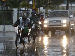 Conductores circulan bajo la lluvia  causada por ''Sandy''. EFE  /