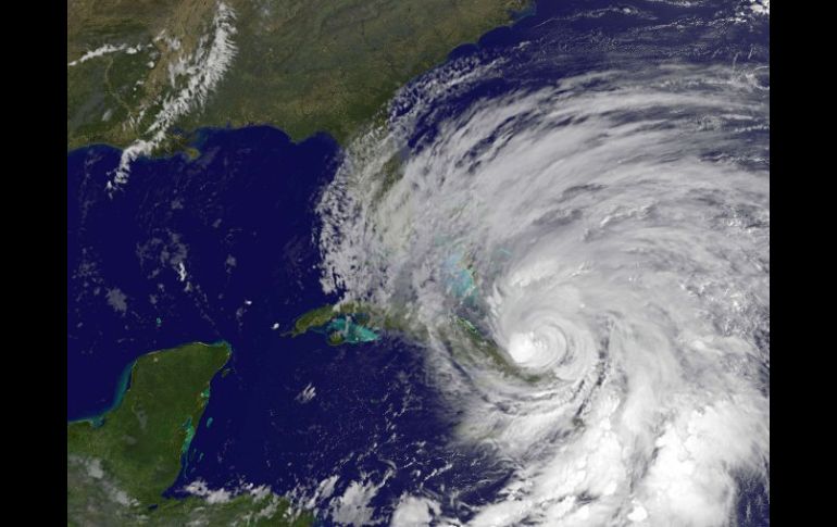 ''Sandy'' se localizó a las 8:00 horas de hoy aproximadamente a 215 kilómetros al sur de Great Exuma, Bahamas. AFP  /