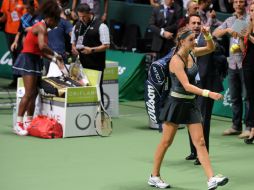 Victoria Azarenka (d) se despide tras perder el duelo de revancha ante Serena Williams (i). AFP  /