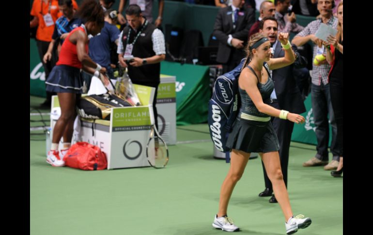 Victoria Azarenka (d) se despide tras perder el duelo de revancha ante Serena Williams (i). AFP  /