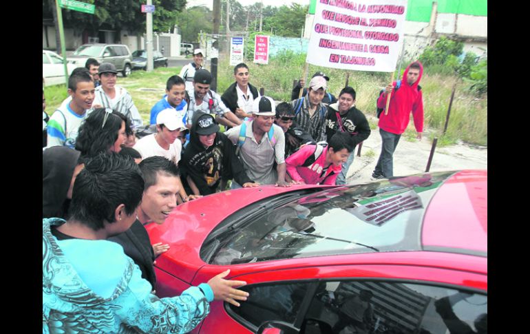 Bloqueo de tres horas. Trabajadores de la basura en las avenidas Circunvalación Álvarez del Castillo y Plan de San Luis.  /