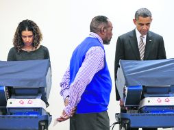 Madruga. El presidente Barack Obama ejerce su voto antes de las elecciones, ayer en Chicago. AFP  /