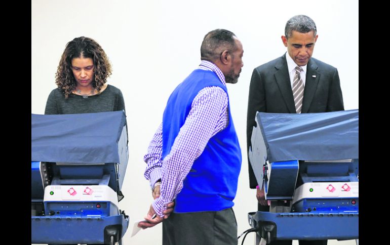 Madruga. El presidente Barack Obama ejerce su voto antes de las elecciones, ayer en Chicago. AFP  /