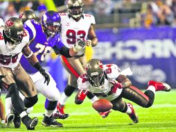 Todos por el balón. Lavonte David (54), de Tampa Bay, se lanza para intentar recuperar un balón suelto de Minnesota. REUTERS  /