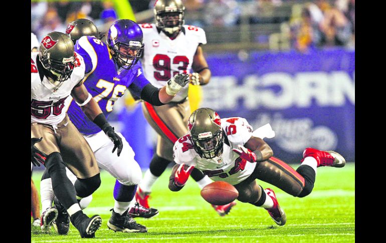 Todos por el balón. Lavonte David (54), de Tampa Bay, se lanza para intentar recuperar un balón suelto de Minnesota. REUTERS  /