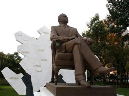 Vista de la escultura del expresidente de Azerbaiyán, Heydar Aliyev, ubicada en el Paseo de la Reforma de la Ciudad de México. ARCHIVO  /