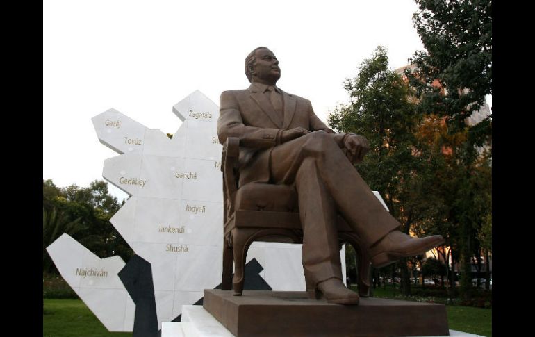 Vista de la escultura del expresidente de Azerbaiyán, Heydar Aliyev, ubicada en el Paseo de la Reforma de la Ciudad de México. ARCHIVO  /