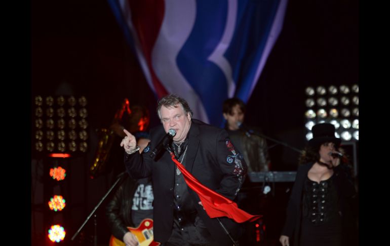 Meat Loaf aparece en el escenario del estadio local de Defiance y, entre gritos y música, llama a votar por Mitt Romney. AFP  /