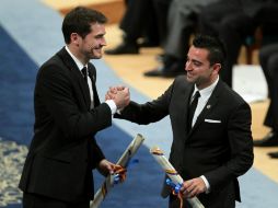 Amigos y rivales. Iker Casillas (i) y Xavi Hernández (d) tras recoger el premio Príncipe de Asturias de los Deportes 2012. EFE  /