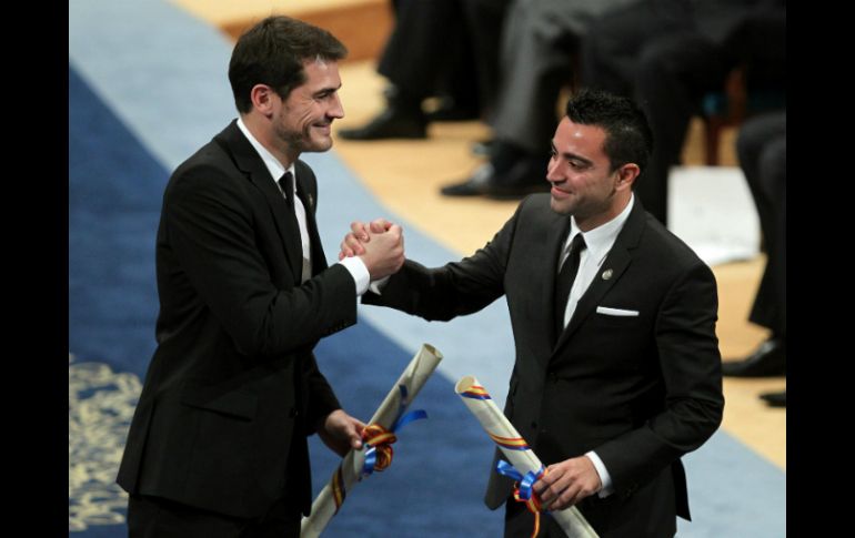 Amigos y rivales. Iker Casillas (i) y Xavi Hernández (d) tras recoger el premio Príncipe de Asturias de los Deportes 2012. EFE  /