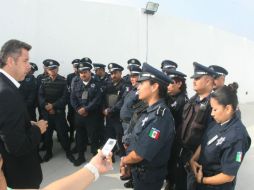 El alcalde recorre las instalaciones y escucha las peticiones de los policías. ESPECIAL  /