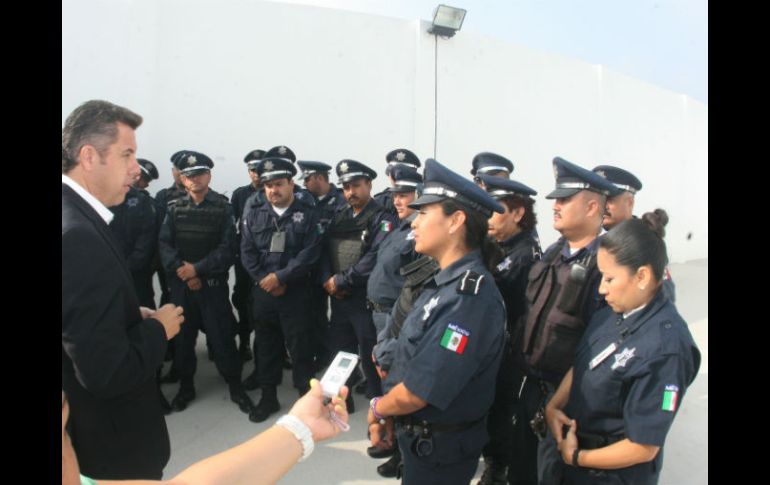 El alcalde recorre las instalaciones y escucha las peticiones de los policías. ESPECIAL  /