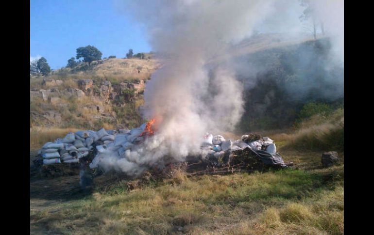 En la imagen, droga decomisada en Tequila y Hostotipaquillo es incinerada.  /