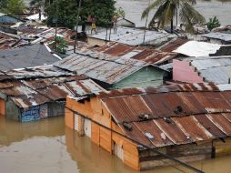 En República Dominicana, 141 localidades permanecen incomunicadas por crecidas de ríos y puentes averiados. EFE  /