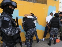 En esos actos de vandalismo en la zona conocida como Calidonia fueron detenidas al menos 200 personas. EFE  /