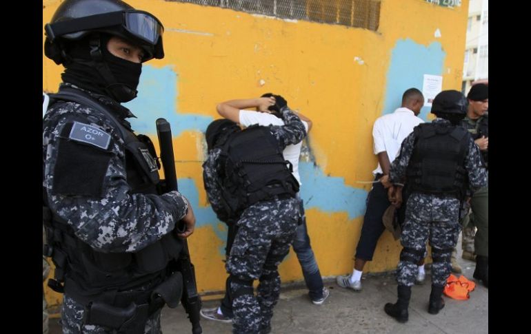 En esos actos de vandalismo en la zona conocida como Calidonia fueron detenidas al menos 200 personas. EFE  /