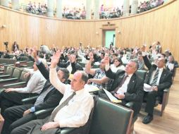 Sesión ordinaria. Integrantes del Consejo General Uinversitario sesionaron ayer en el Paraninfo de la UdeG.  /