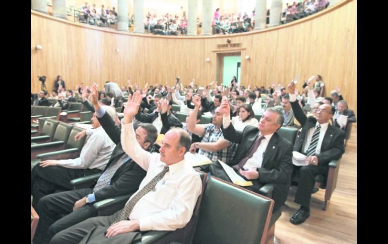 Sesión ordinaria. Integrantes del Consejo General Uinversitario sesionaron ayer en el Paraninfo de la UdeG.  /