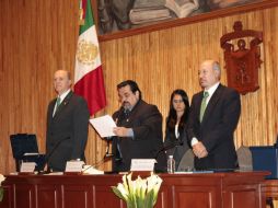 Miguel Ángel Navarro (izq.), Marco Antonio Cortés Guardado (centro) y José Alfredo Peña Ramos durante la sesión extraordinaria del CGU.  /