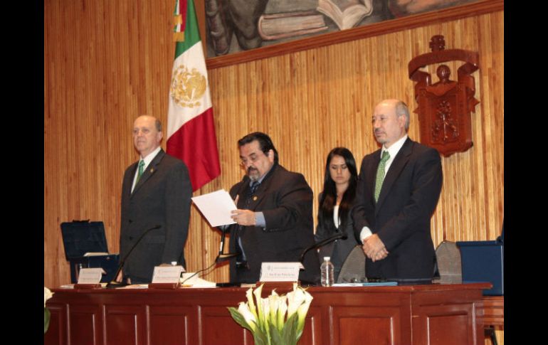 Miguel Ángel Navarro (izq.), Marco Antonio Cortés Guardado (centro) y José Alfredo Peña Ramos durante la sesión extraordinaria del CGU.  /