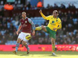 Ron Vlaar del Aston Villa (i) y Grant Holt (d) del Norwich City en batalla por el balón. AP  /