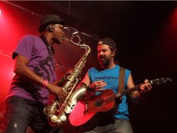 Durante el concierto, el saxofonista cubano Jimmy Jenks y el vocalista Pau Dones.  /