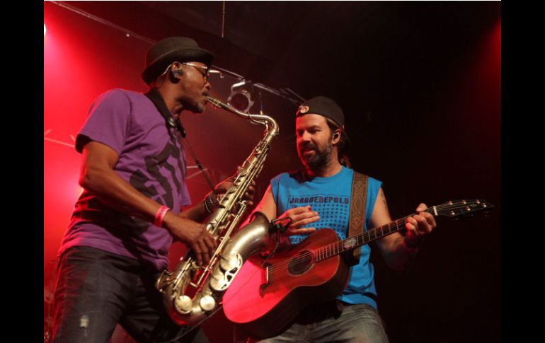 Durante el concierto, el saxofonista cubano Jimmy Jenks y el vocalista Pau Dones.  /