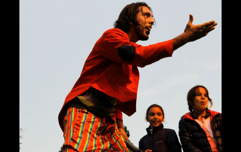 Después de la lluvia que llegó a Tapalpa, Manuel acompañado de algunos pequeños inició con sus historias.  /