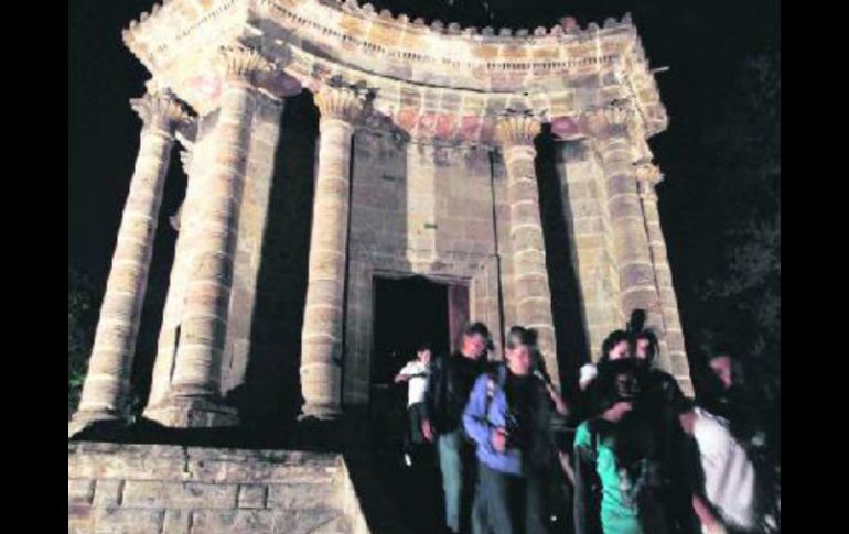 Arquitectura. La oscuridad abraza las estructuras del panteón de Belén.  /