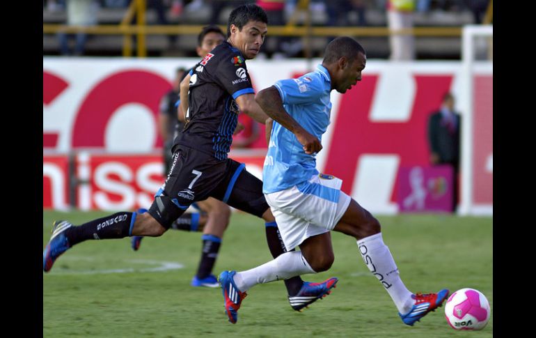 Acción del partido entre San Luis y Querétaro de la Fecha 15 del torneo. MEXSPORT  /