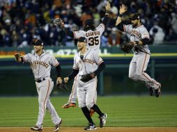 Los jugadores de los Gigantes de San Francisco festeja el triunfo. AFP  /