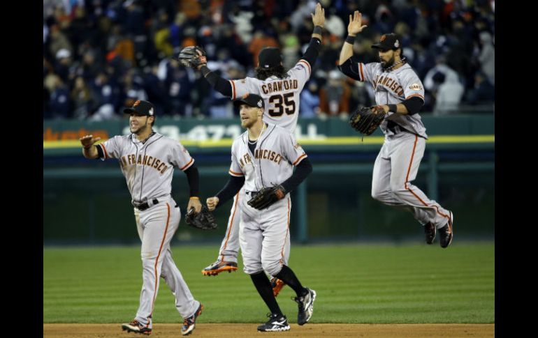 Los jugadores de los Gigantes de San Francisco festeja el triunfo. AFP  /