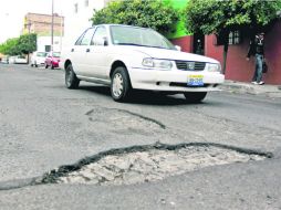 Calle Belén. Muestra de la problemática que enfrenta Guadalajara por la falta de mantenimiento de los caminos.  /