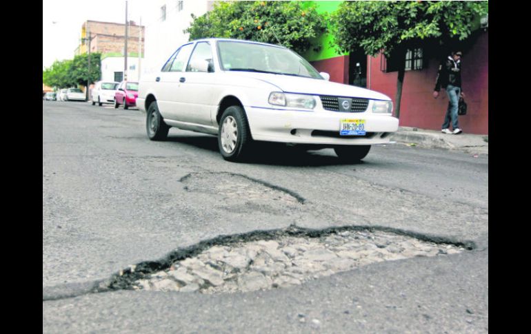 Calle Belén. Muestra de la problemática que enfrenta Guadalajara por la falta de mantenimiento de los caminos.  /