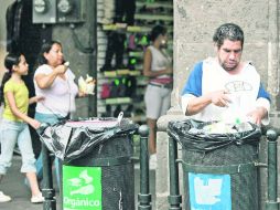 Contenedores. En diferentes puntos de la ciudad, como el Centro Histórico, existen botes para depositar la basura orgánica e inorgánica  /