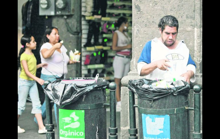 Contenedores. En diferentes puntos de la ciudad, como el Centro Histórico, existen botes para depositar la basura orgánica e inorgánica  /