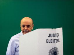 Después de depositar su voto, Serra posó para los fotógrafos. EFE  /