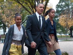 Obama camina con sus hijas a través del Parque Laffayete, a las afueras de la Casa Blanca. AFP  /