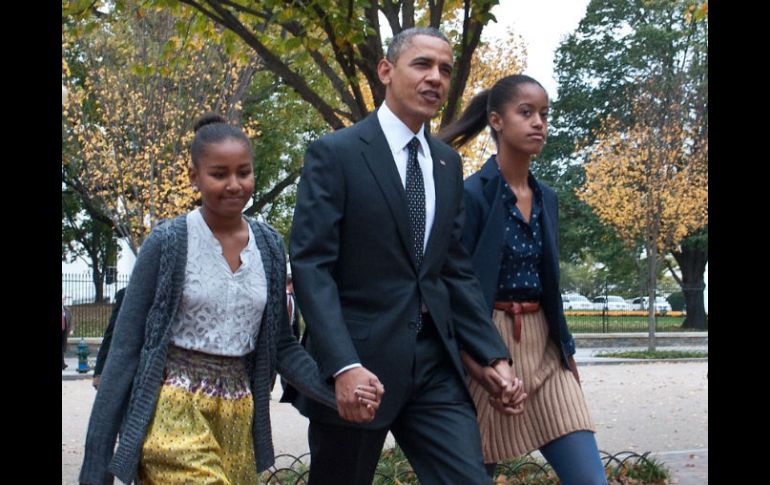 Obama camina con sus hijas a través del Parque Laffayete, a las afueras de la Casa Blanca. AFP  /