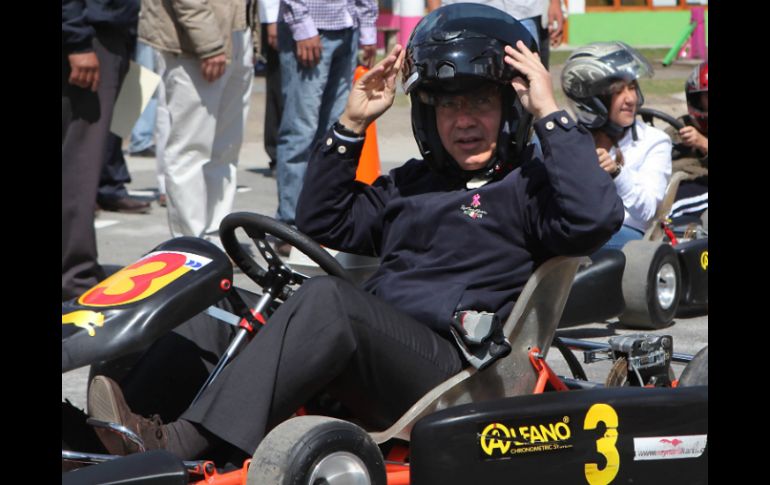 Tras poner en marcha el programa, el Presidente Felipe Calderón compitió en una carrera de Go-Karts. EL UNIVERSAL  /