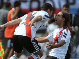 Leonardo Ponzio (d) de River Plate, festeja su anotación con su compañero Ezequiel Cirigliano (i), ante Boca Juniors. XINHUA  /