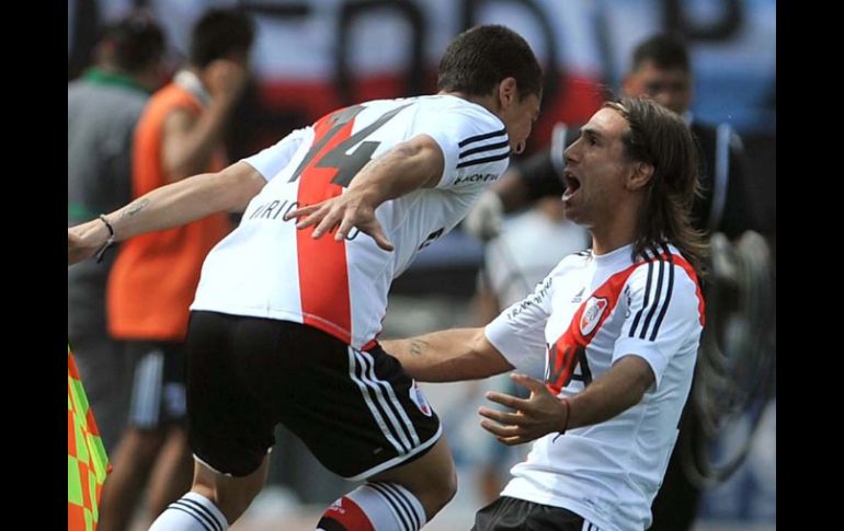 Leonardo Ponzio (d) de River Plate, festeja su anotación con su compañero Ezequiel Cirigliano (i), ante Boca Juniors. XINHUA  /